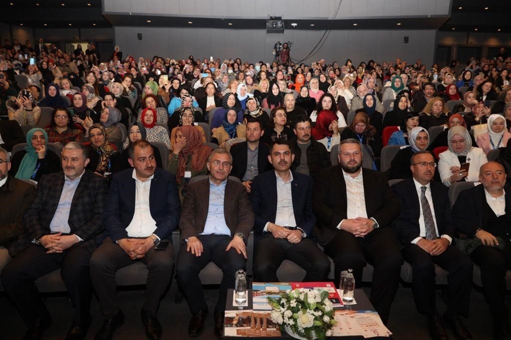 Bakan Kurum: “Türkiye’nin tüm sorunlarını kadınlarımızla, gençlerimizle el ele vererek birlikte aşacağız”