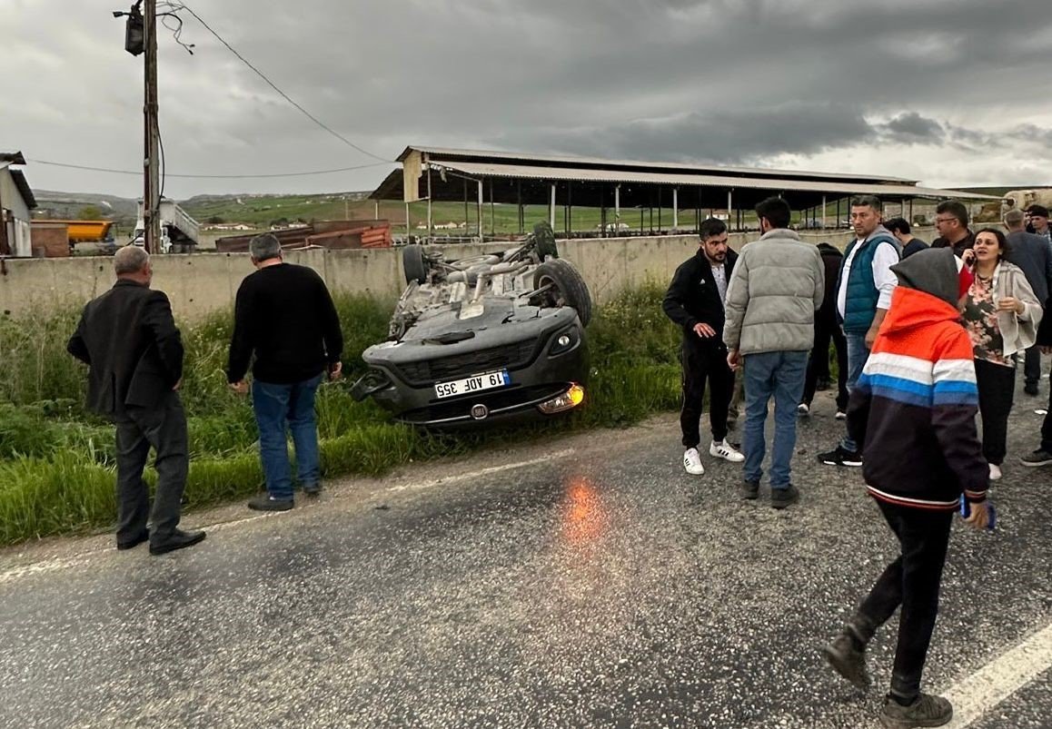 Otomobil ve hafif ticari araç çarpıştı: 9 yaralı