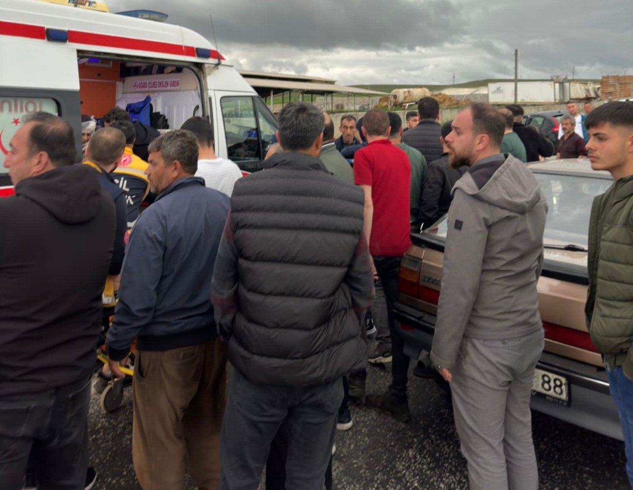 Otomobil ve hafif ticari araç çarpıştı: 9 yaralı