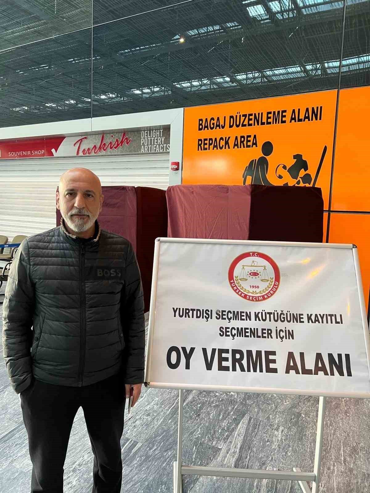 İlk oyu kullanmak için Romanya’dan geldi