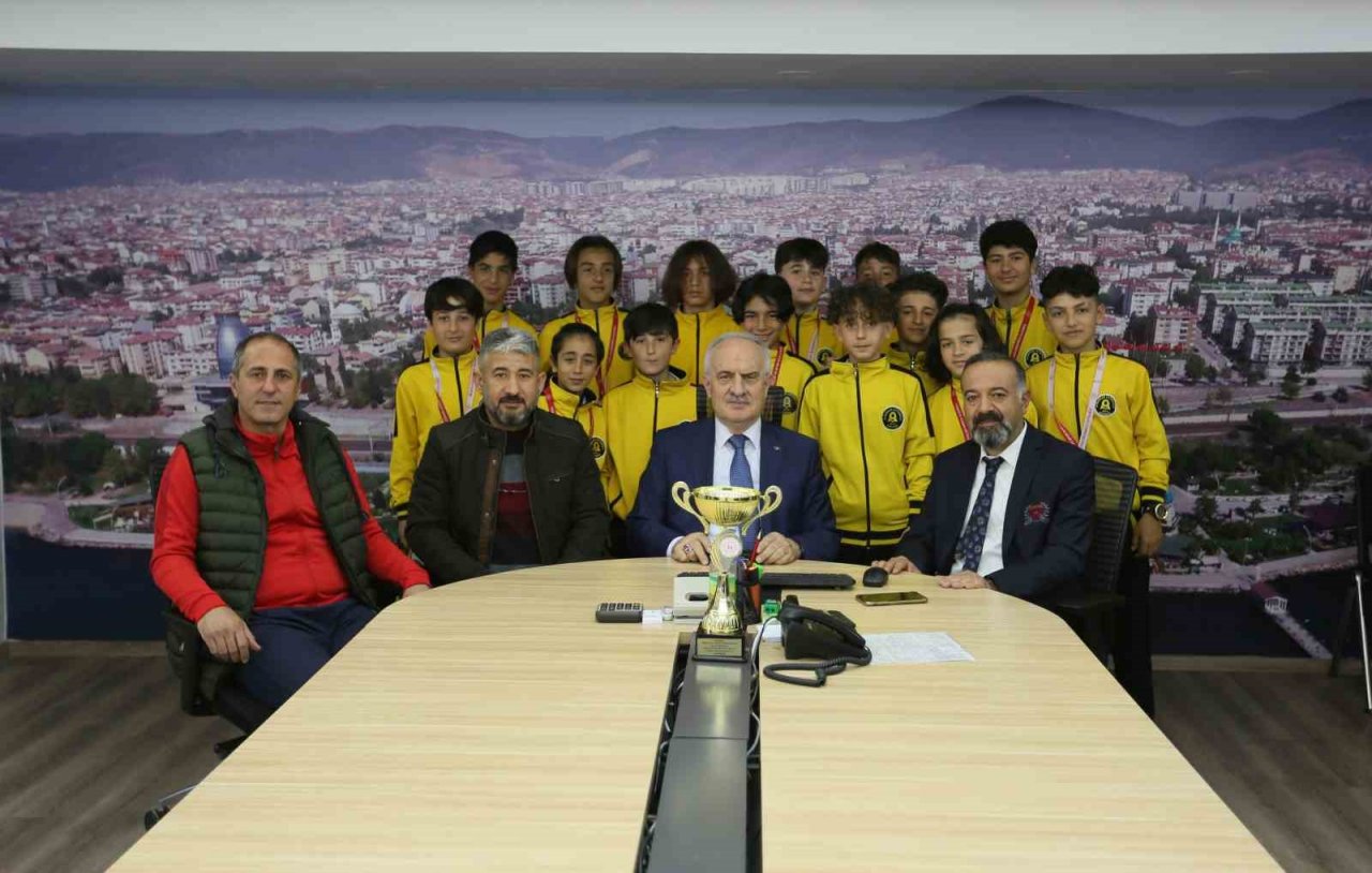 Alparslan Ortaokulu’ndan Kocaeli şampiyonluğu