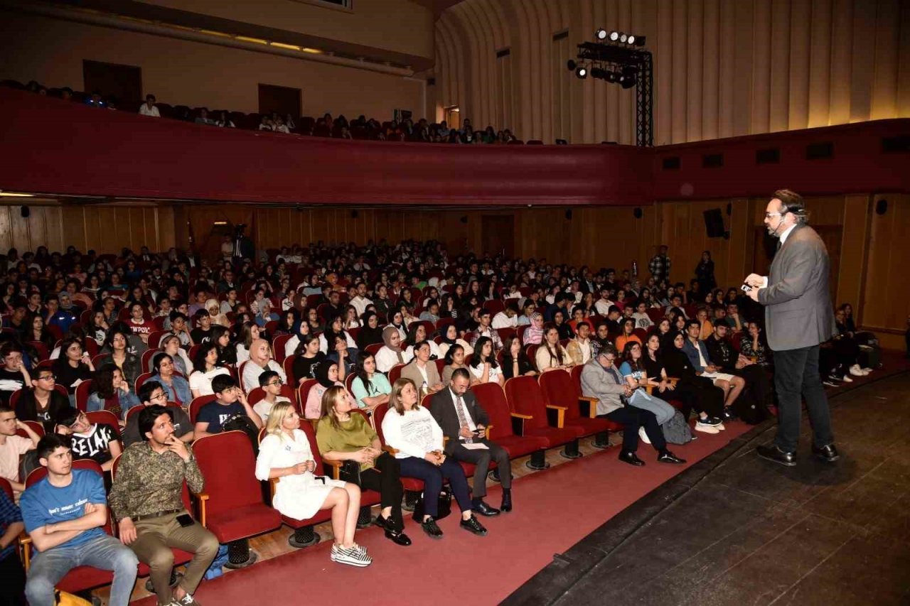 YKS’ye girecek öğrencilere farkındalık ve motivasyon konferansı