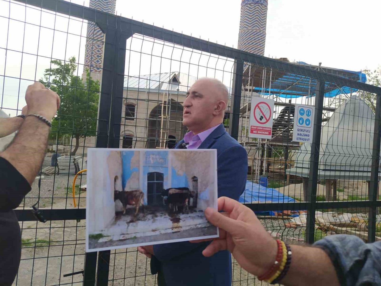 Ermeniler, Karabağ’da bulunan Ağdam Cuma Camii’ne zarar verip ahır olarak kullanmış