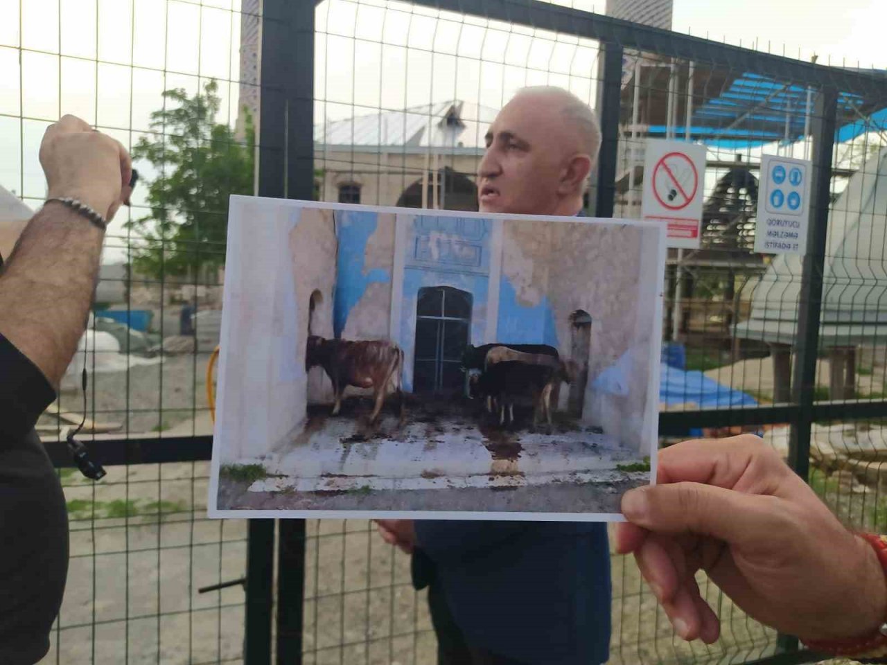 Ermeniler, Karabağ’da bulunan Ağdam Cuma Camii’ne zarar verip ahır olarak kullanmış