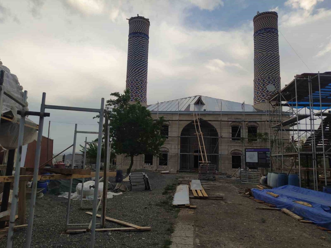 Ermeniler, Karabağ’da bulunan Ağdam Cuma Camii’ne zarar verip ahır olarak kullanmış