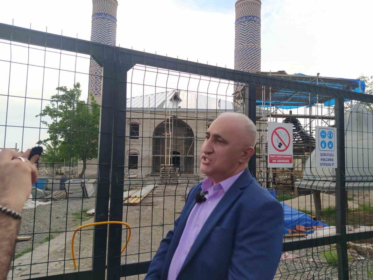 Ermeniler, Karabağ’da bulunan Ağdam Cuma Camii’ne zarar verip ahır olarak kullanmış