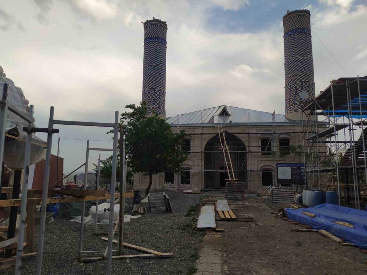 Ermeniler, Karabağ’da bulunan Ağdam Cuma Camii’ne zarar verip ahır olarak kullanmış