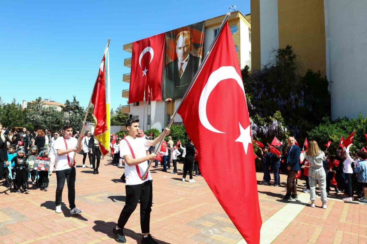 Öğrencilerin oluşturduğu kortej ilgi gördü