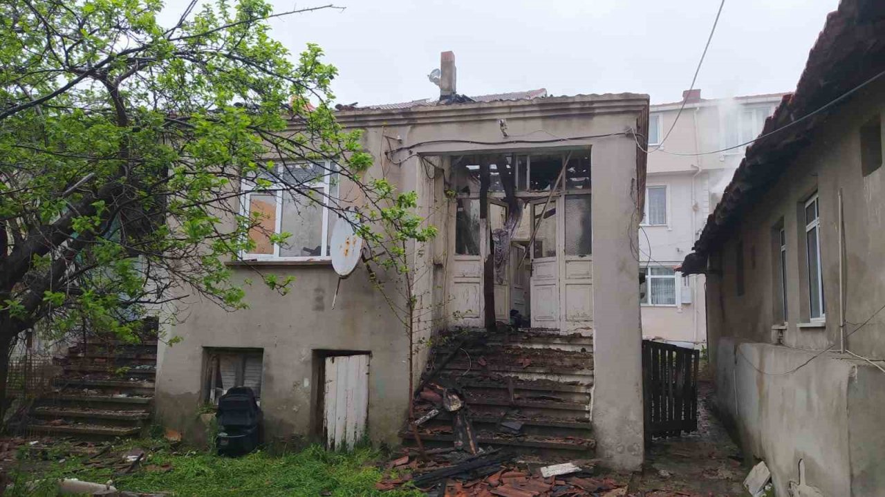 Gece yarısı çıkan yangın mahalleliyi sokağa döktü