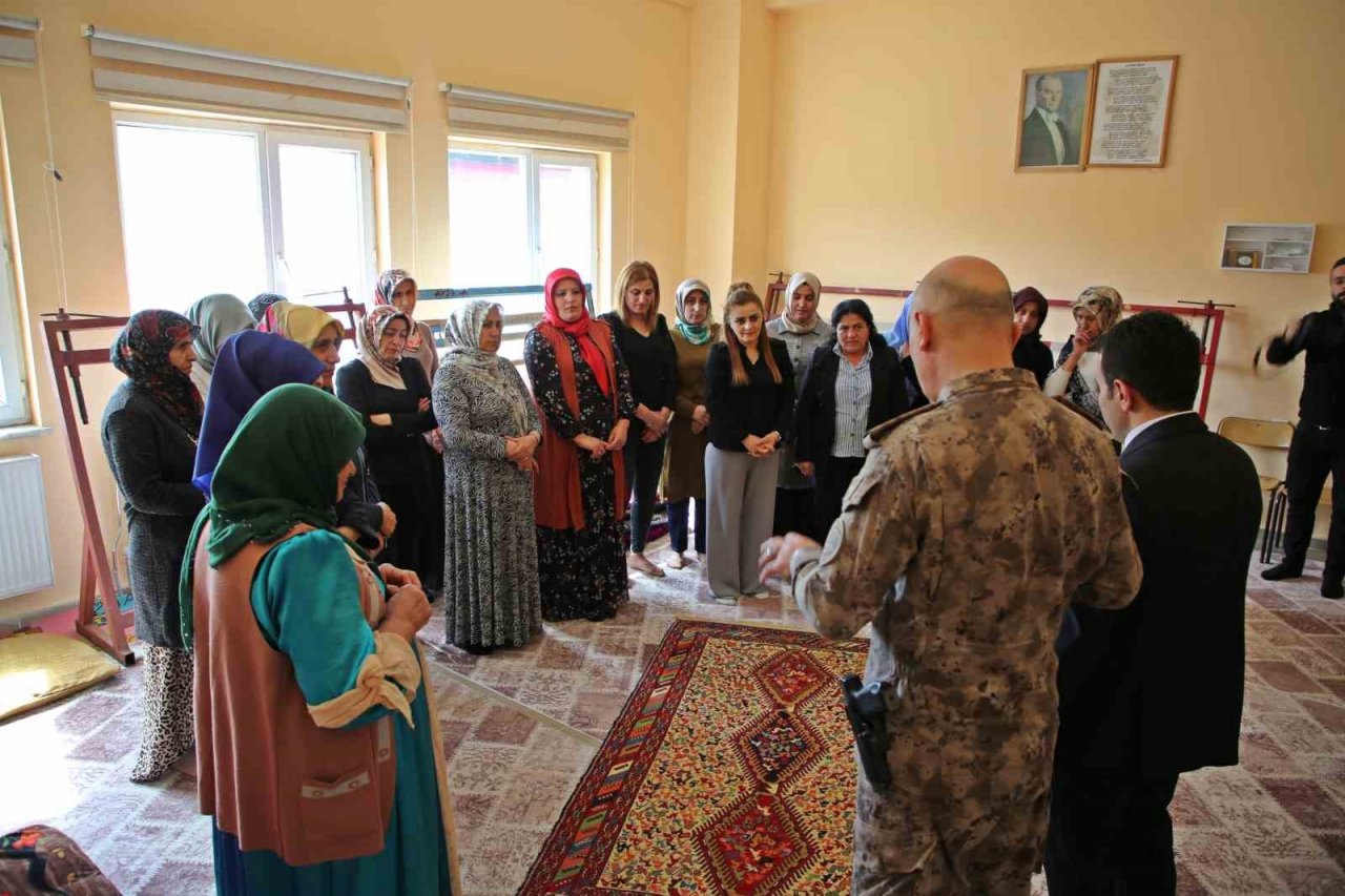 Müdür Pınar Hakkari kilimlerine hayran kaldı