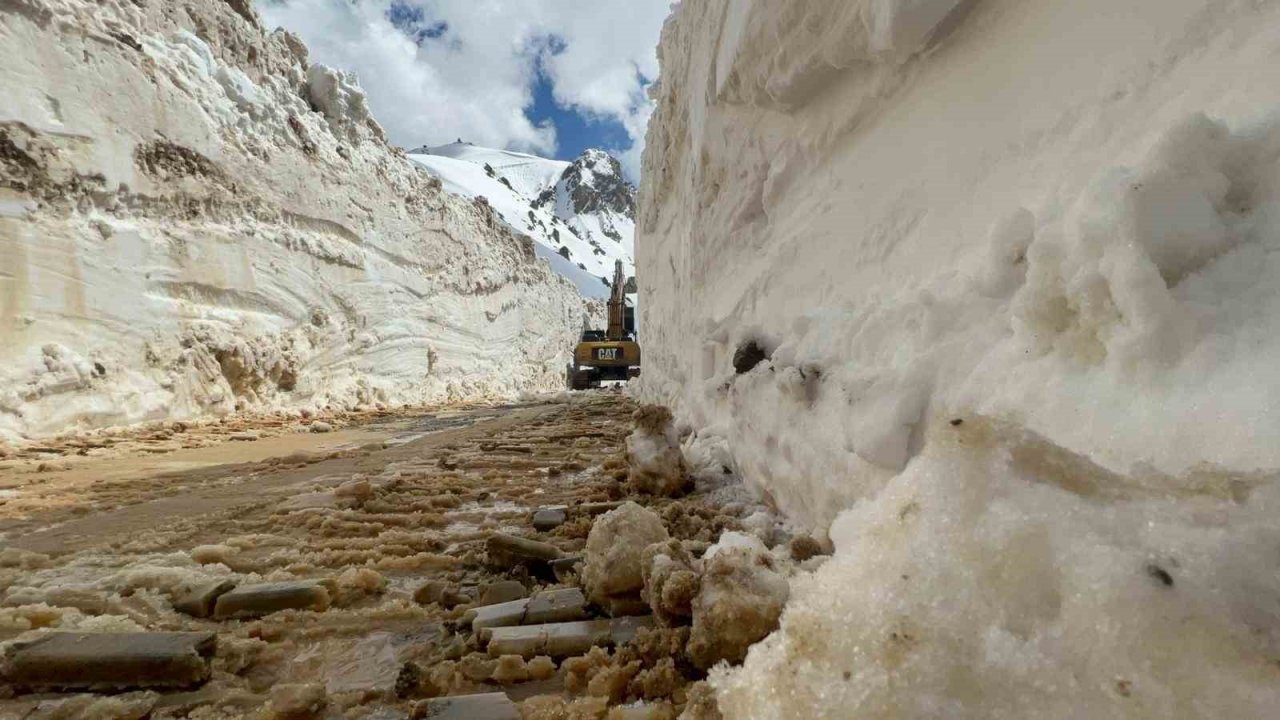 Hakkari’de 5 metreyi bulan karda yol açma çalışması