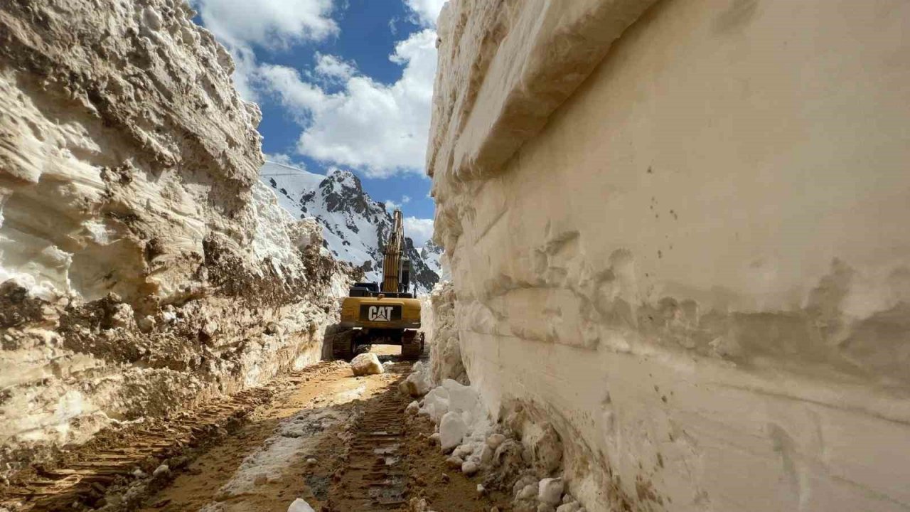 Hakkari’de 5 metreyi bulan karda yol açma çalışması