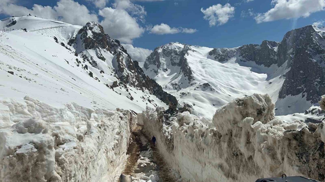 Hakkari’de 5 metreyi bulan karda yol açma çalışması