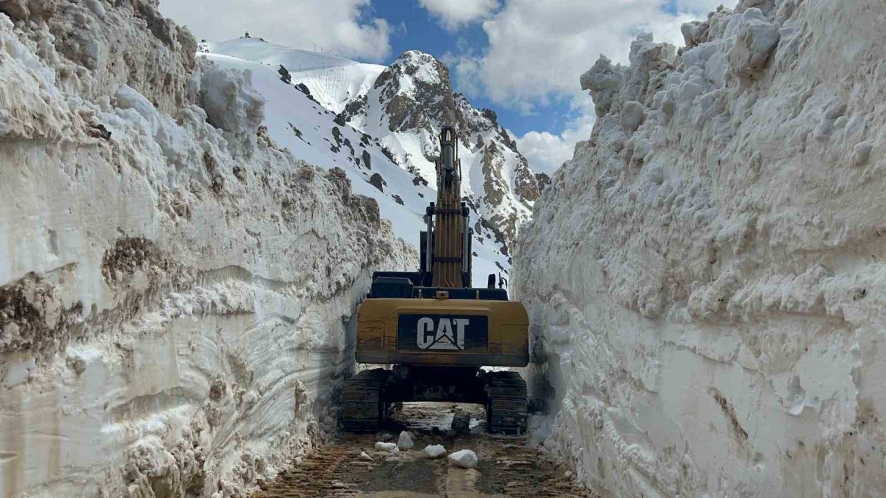 Hakkari’de 5 metreyi bulan karda yol açma çalışması