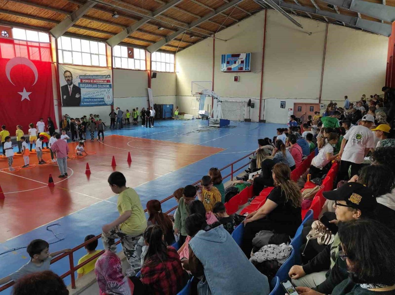 Dikili’de çocuklar yarıştı