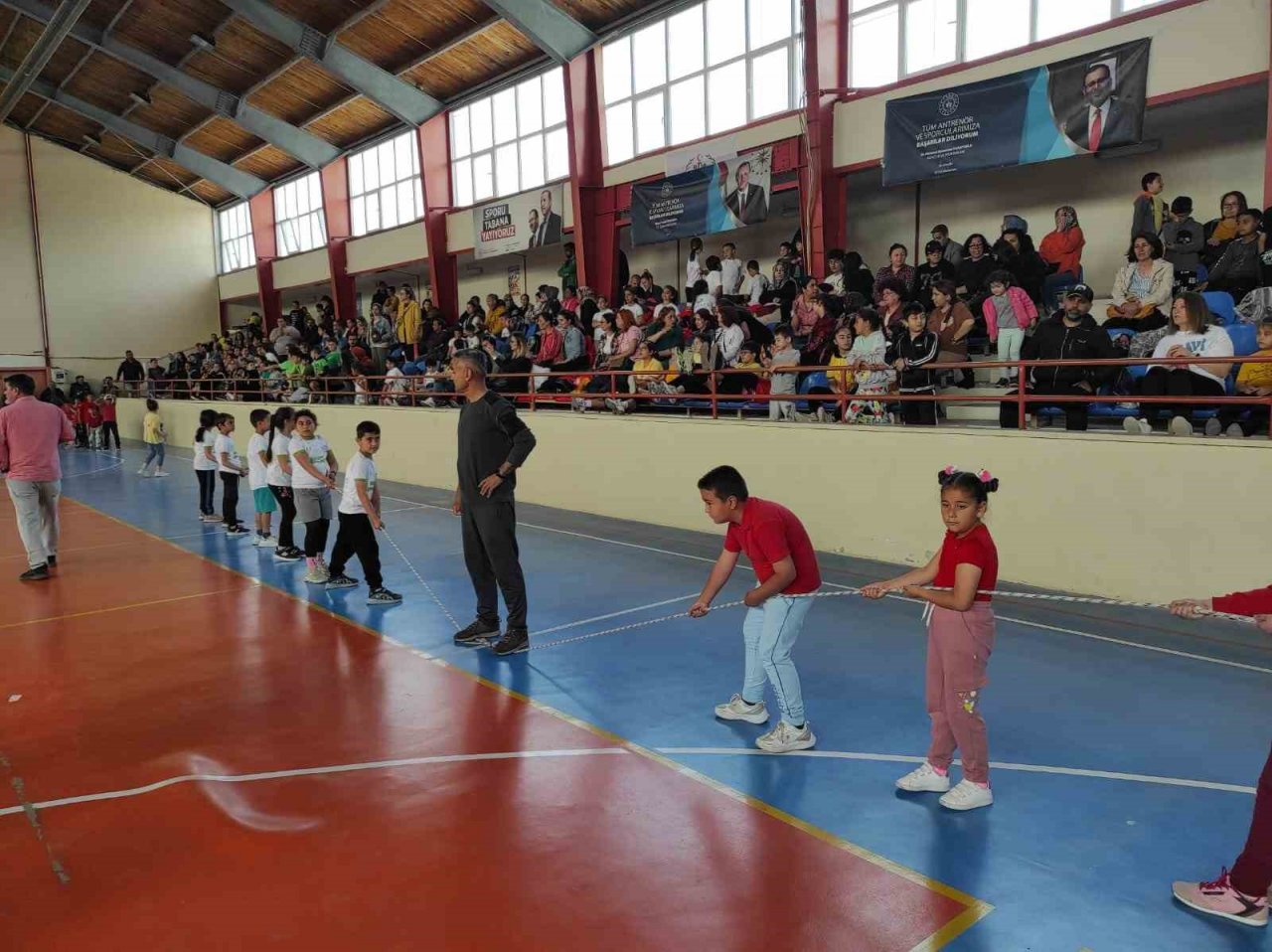 Dikili’de çocuklar yarıştı