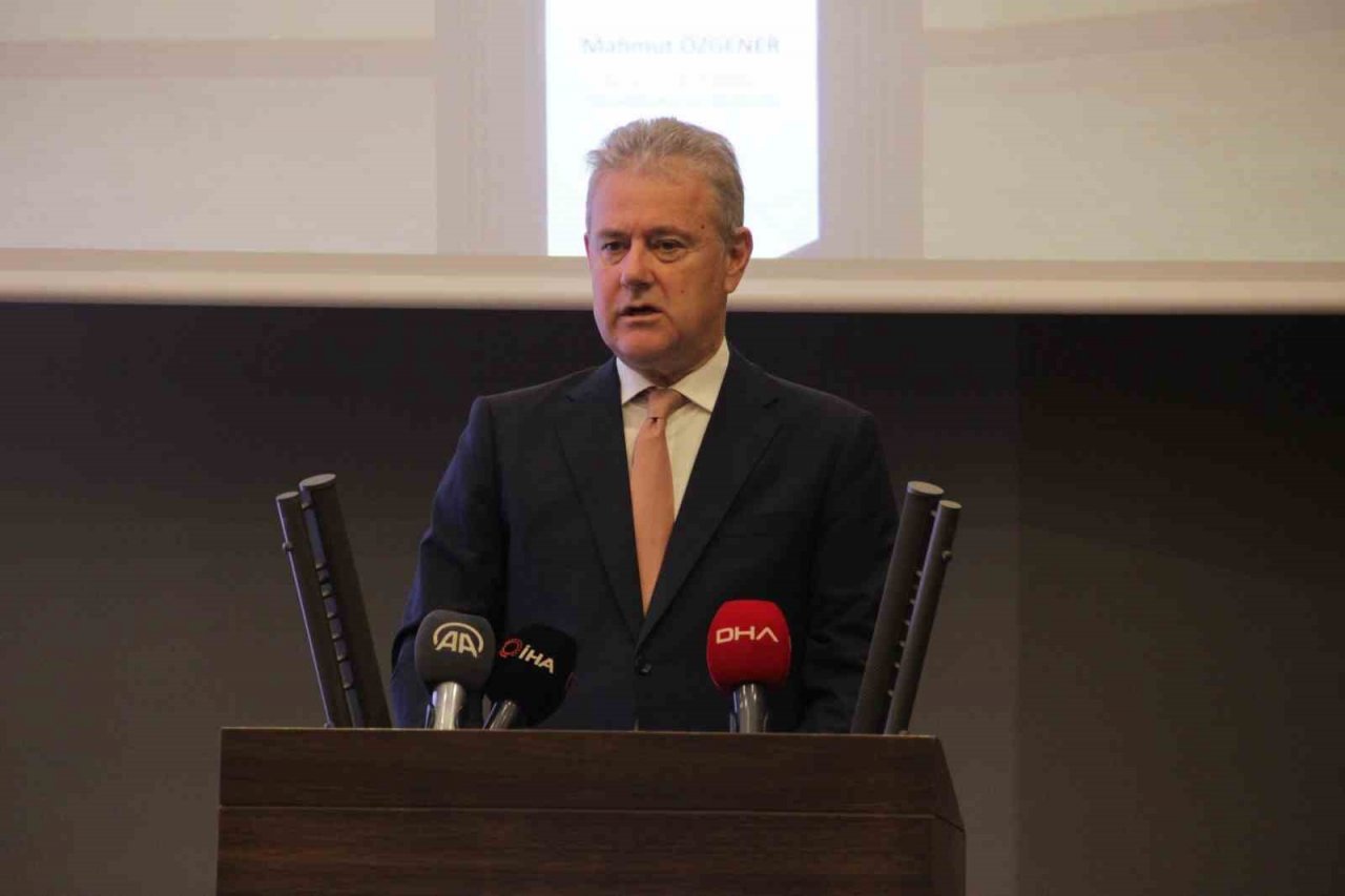 AK Parti Genel Başkan Vekili Binali Yıldırım, İZTO’da toplantıya katıldı