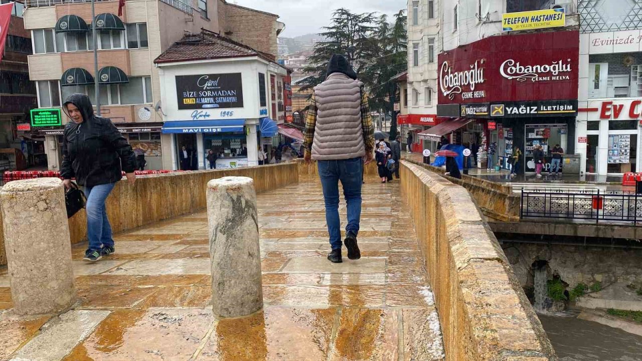 Meteorolojinin uyardığı Kastamonu’da dolu ve sağanak yağış etkili oldu