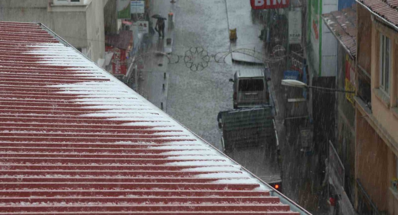 Meteorolojinin uyardığı Kastamonu’da dolu ve sağanak yağış etkili oldu