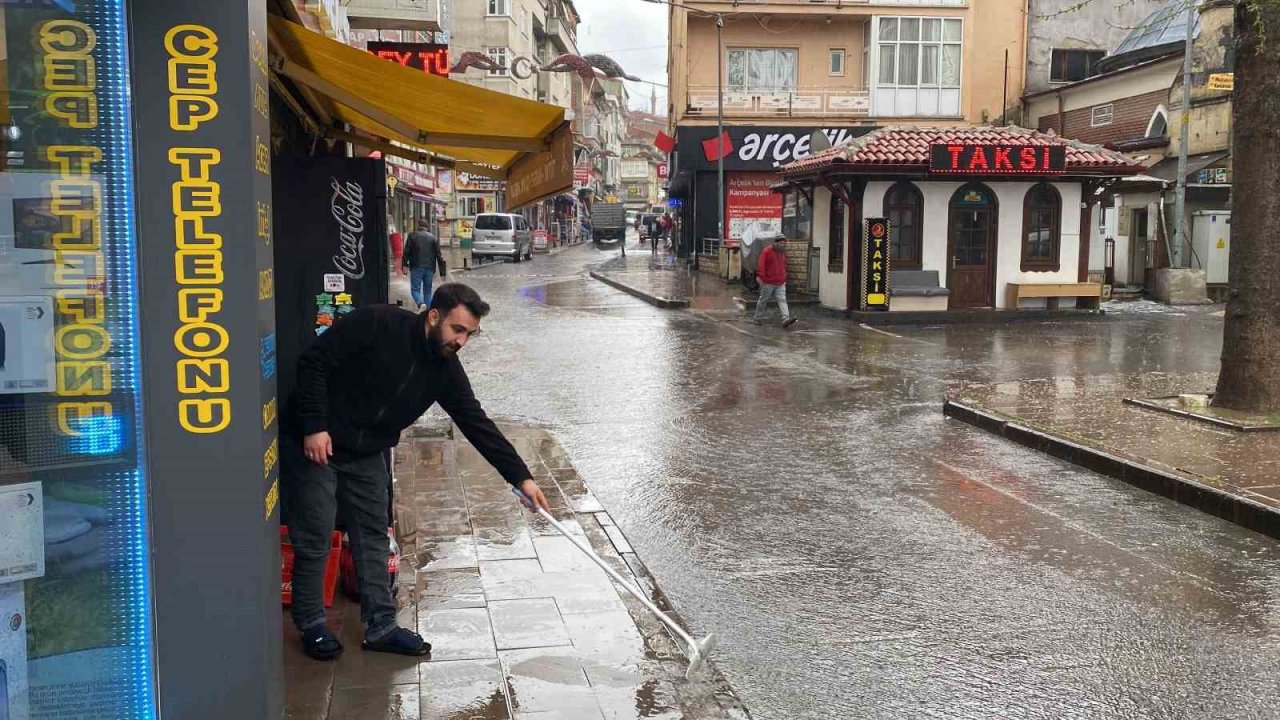 Meteorolojinin uyardığı Kastamonu’da dolu ve sağanak yağış etkili oldu