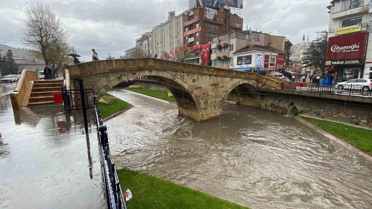 Meteorolojinin uyardığı Kastamonu’da dolu ve sağanak yağış etkili oldu