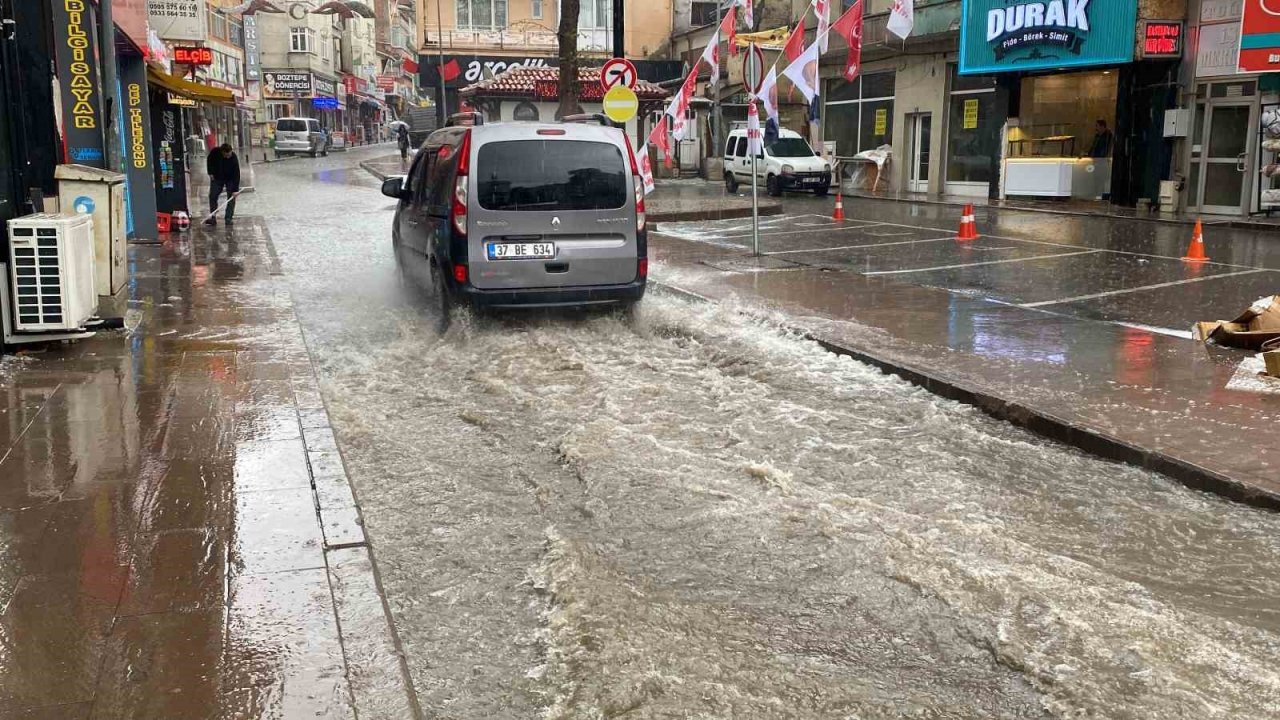 Meteorolojinin uyardığı Kastamonu’da dolu ve sağanak yağış etkili oldu