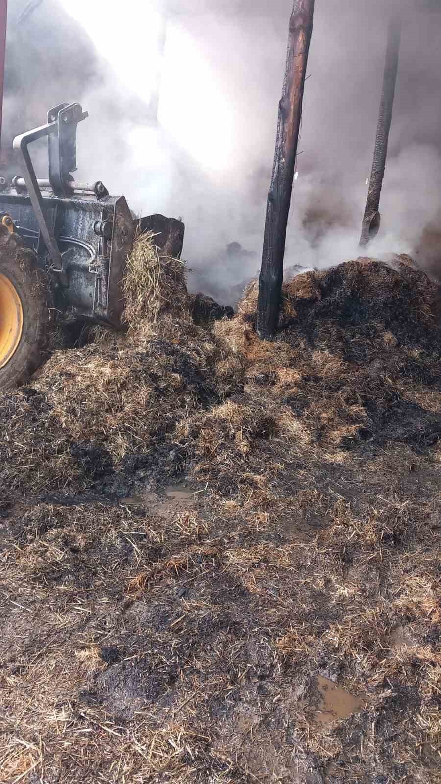 Traktörde çıkan yangın samanlığı da yaktı