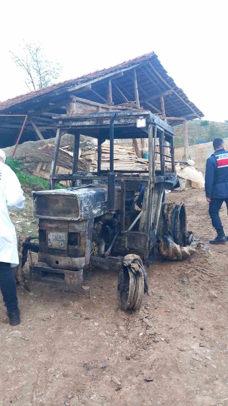 Traktörde çıkan yangın samanlığı da yaktı