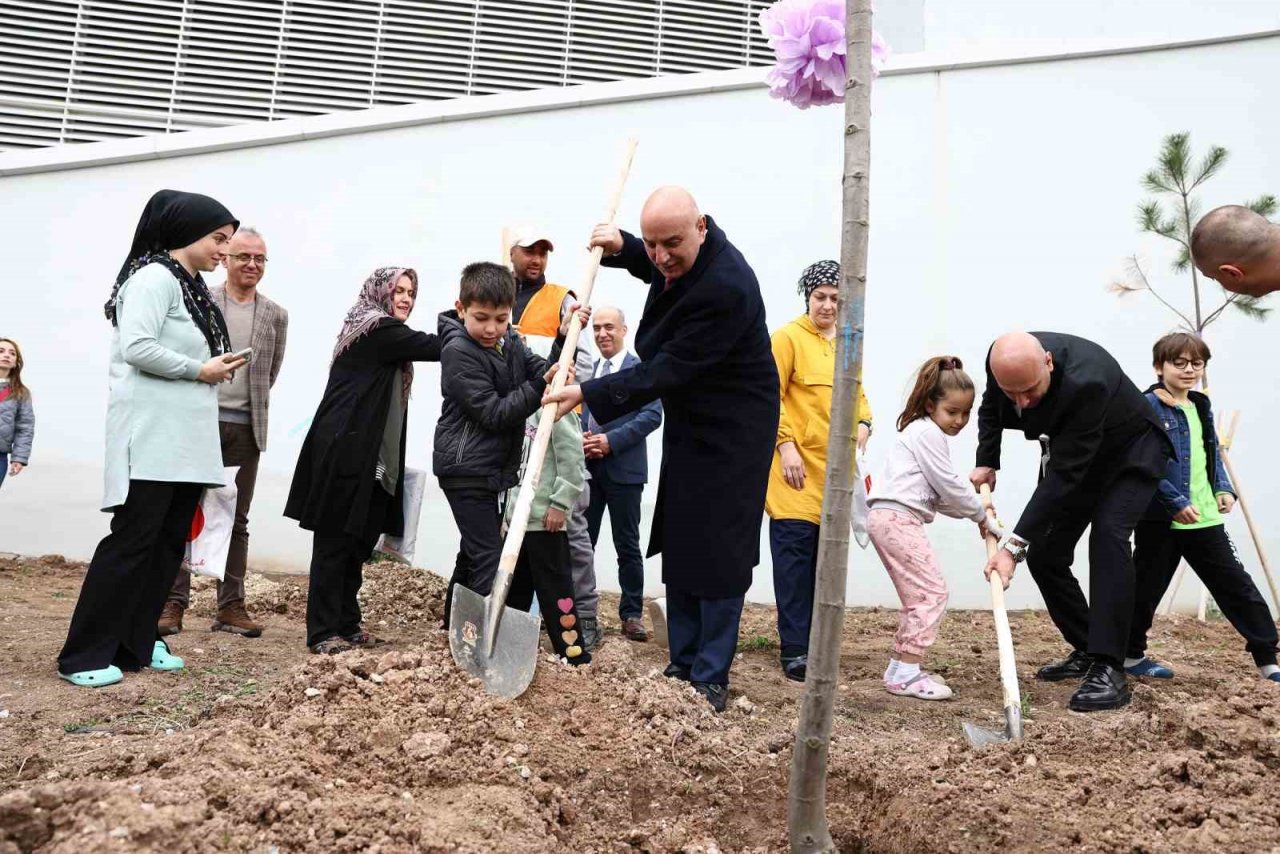 Etlik Şehir Hastanesi’nde fidanlar toprakla buluşturuldu