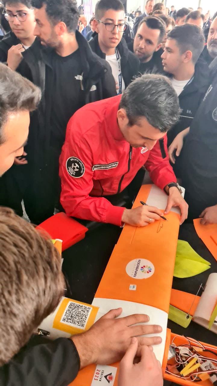 Selçuk Bayraktar Ve Bakan Varank, Kocasinan’ın aracı ile İHA’sına imzasını attı