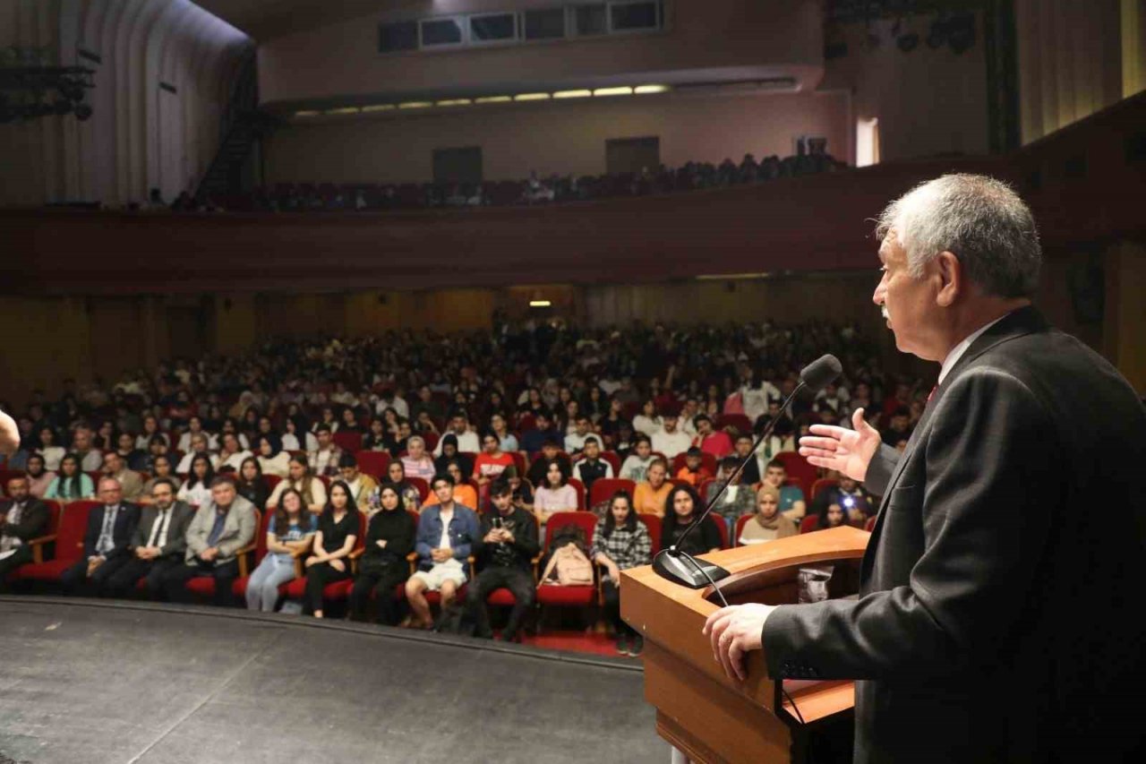 YKS’ye girecek öğrencilere farkındalık ve motivasyon konferansı