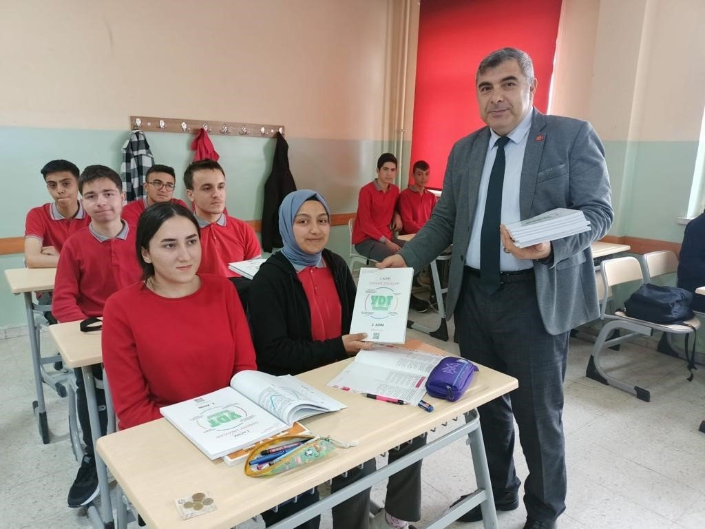 Afyonkarahisar’da test kitapları dağıtıldı