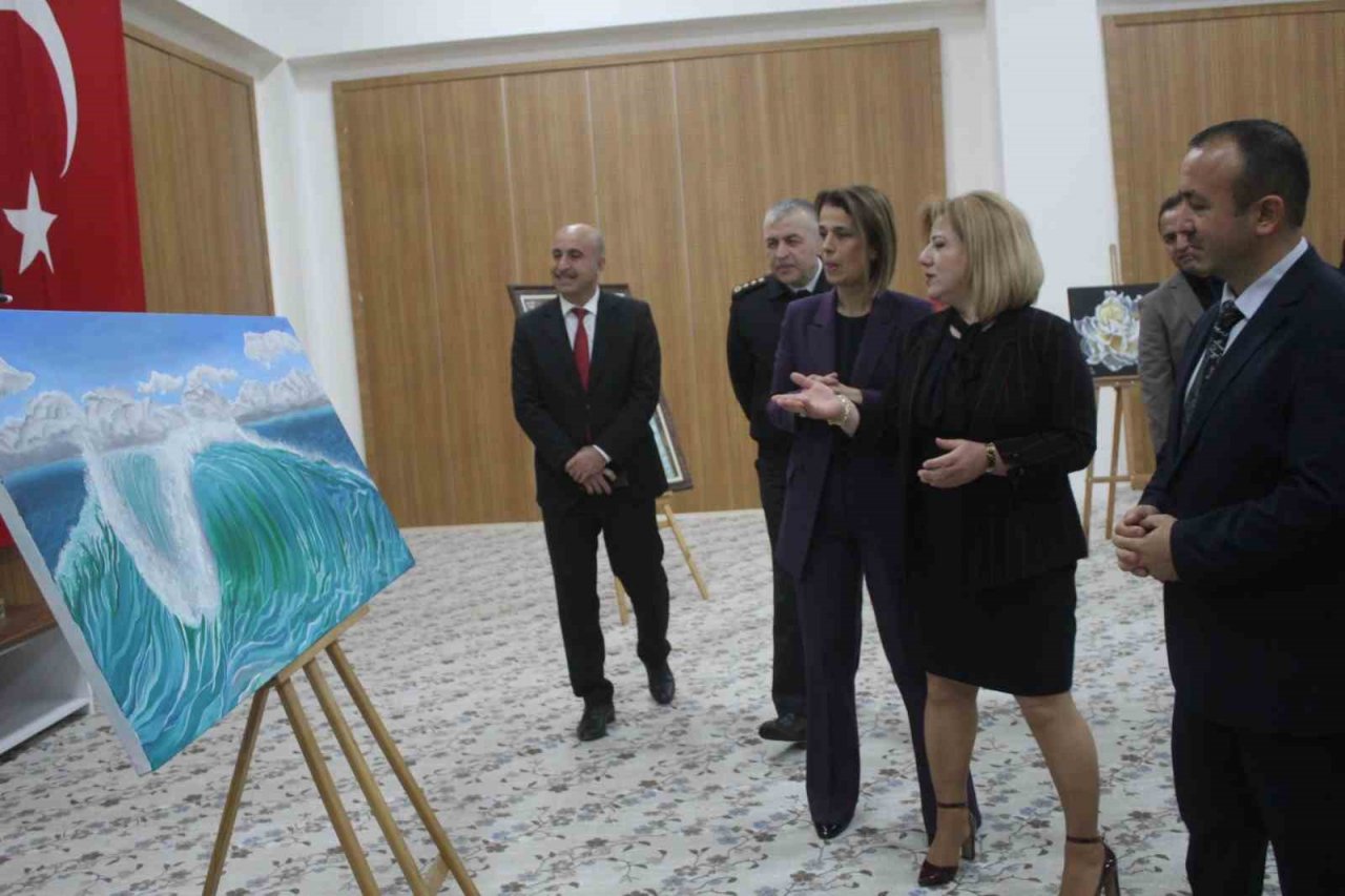 Nevşehir’de ’Bir el de sen uzat’ konulu resim sergisi açıldı