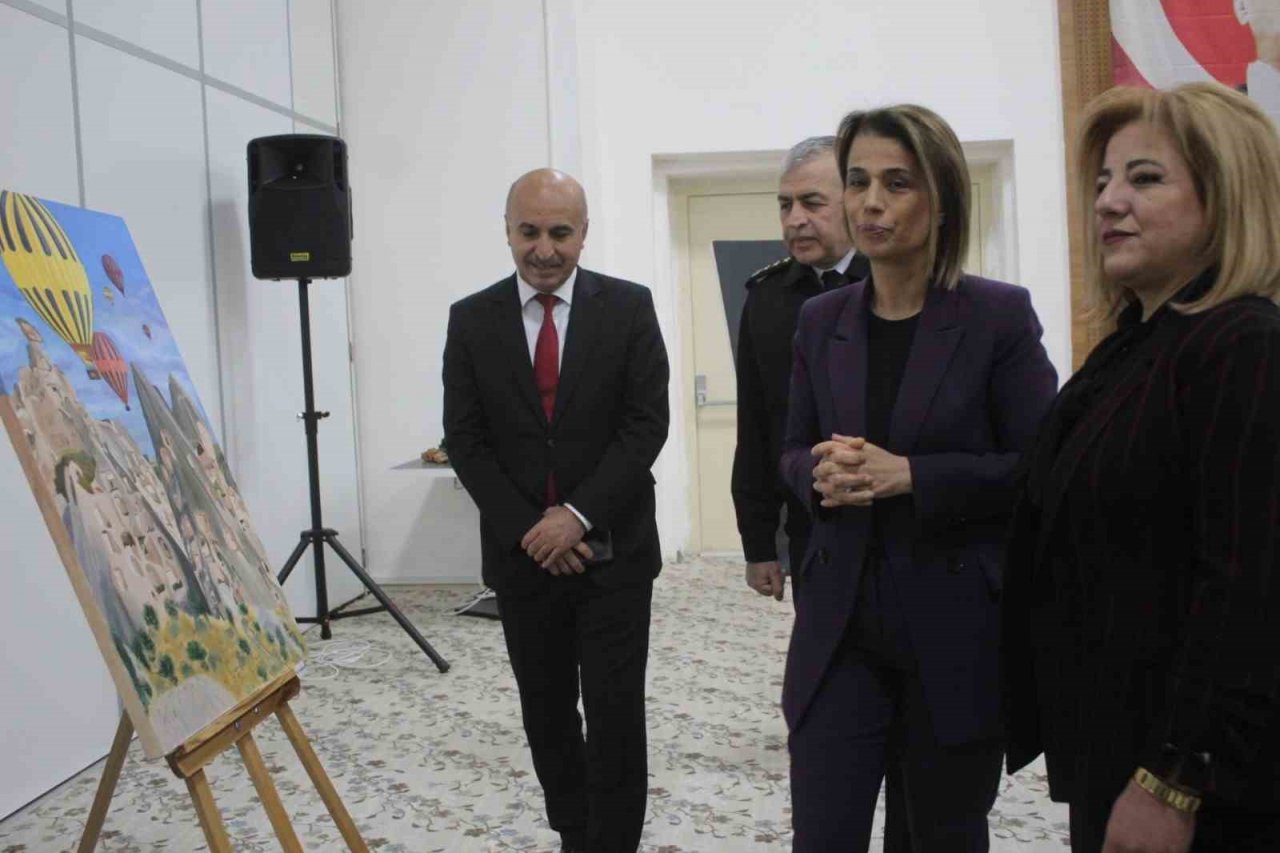 Nevşehir’de ’Bir el de sen uzat’ konulu resim sergisi açıldı