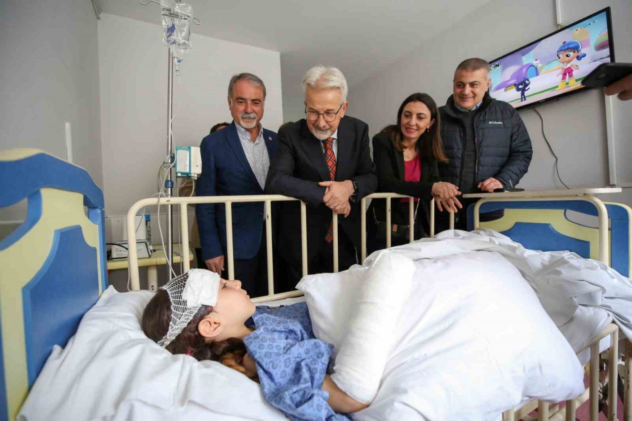 Başkan Turgay Erdem’den kazazede öğrencilere ziyaret