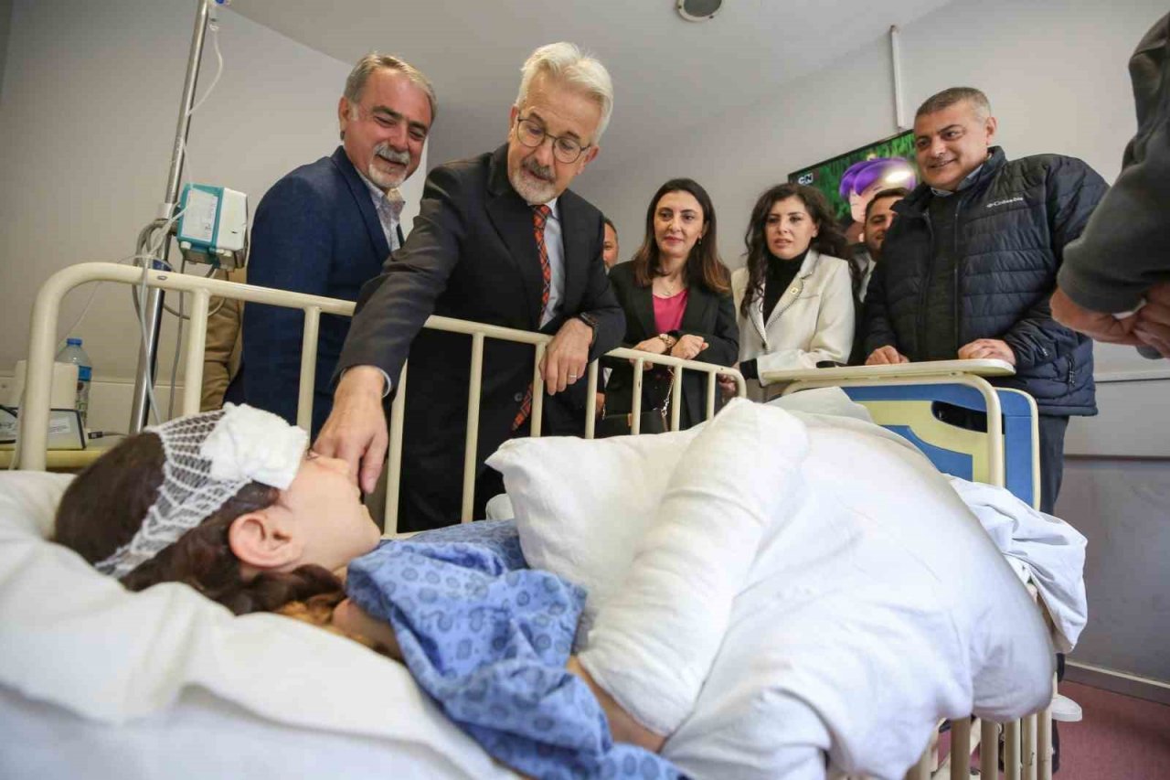 Başkan Turgay Erdem’den kazazede öğrencilere ziyaret