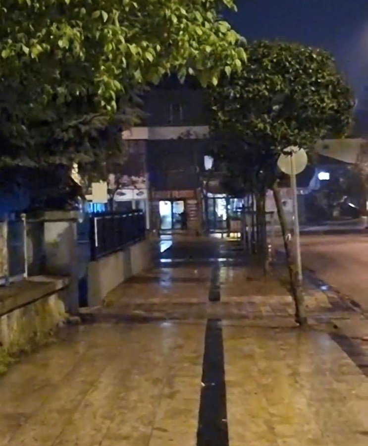 Alkollü kadın pompalı tüfekle dehşet saçtı