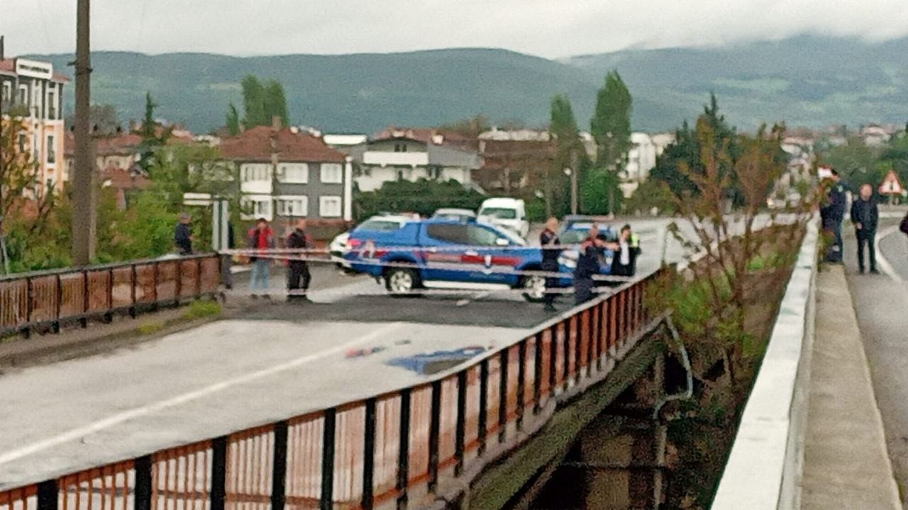 Sağanak yağışlar köprüye zarar verdi