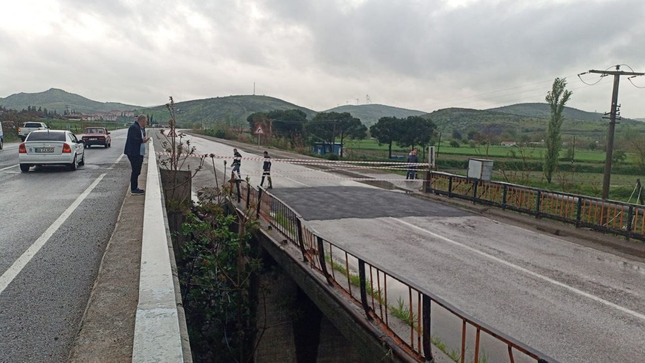 Sağanak yağışlar köprüye zarar verdi