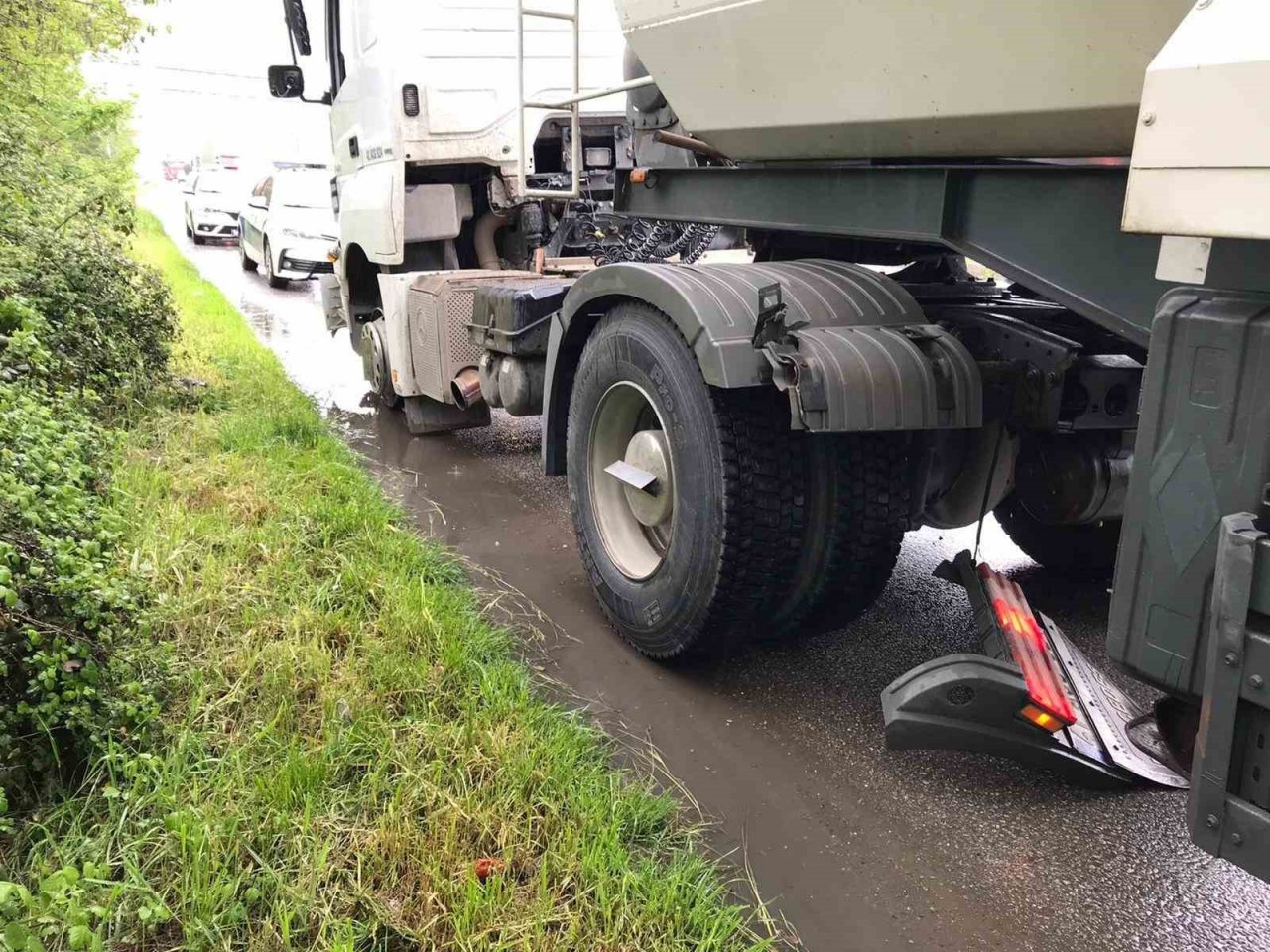 D-100’de tır ile otomobil çarpıştı: 1 yaralı