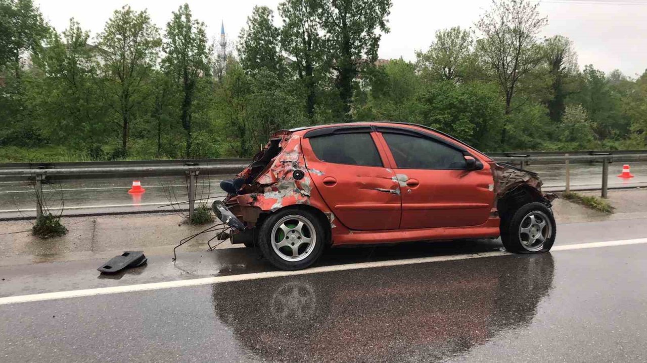 Otomobil bariyerlere çarptı: Yola savrulan 2 kişi hayatını kaybetti