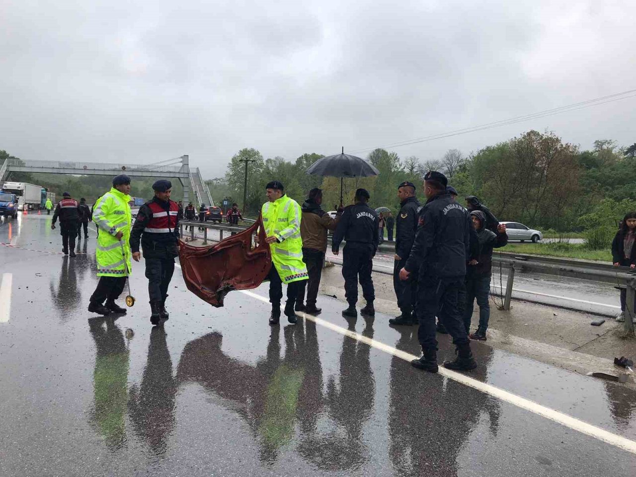 Otomobil bariyerlere çarptı: Yola savrulan 2 kişi hayatını kaybetti