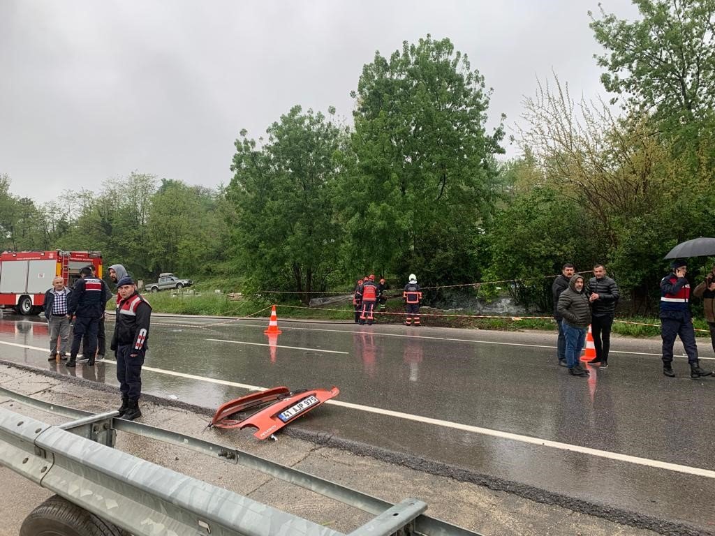 Otomobil bariyerlere çarptı: Yola savrulan 2 kişi hayatını kaybetti