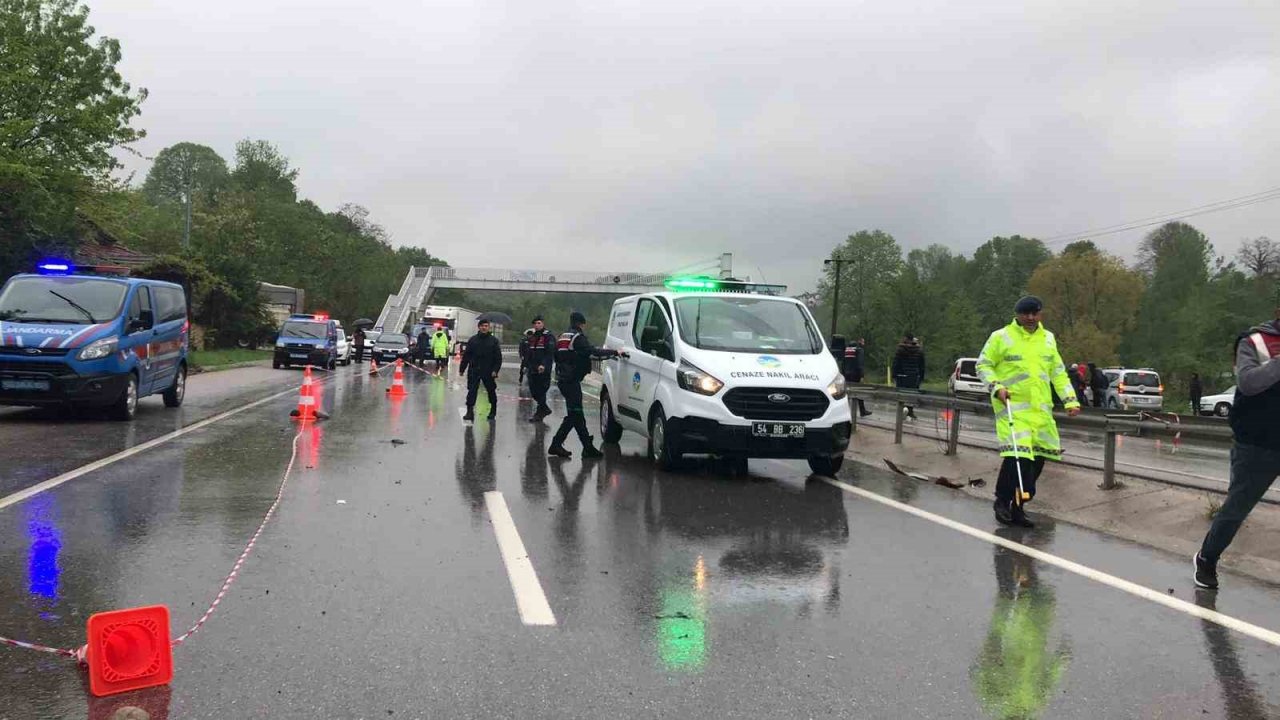 Otomobil bariyerlere çarptı: Yola savrulan 2 kişi hayatını kaybetti