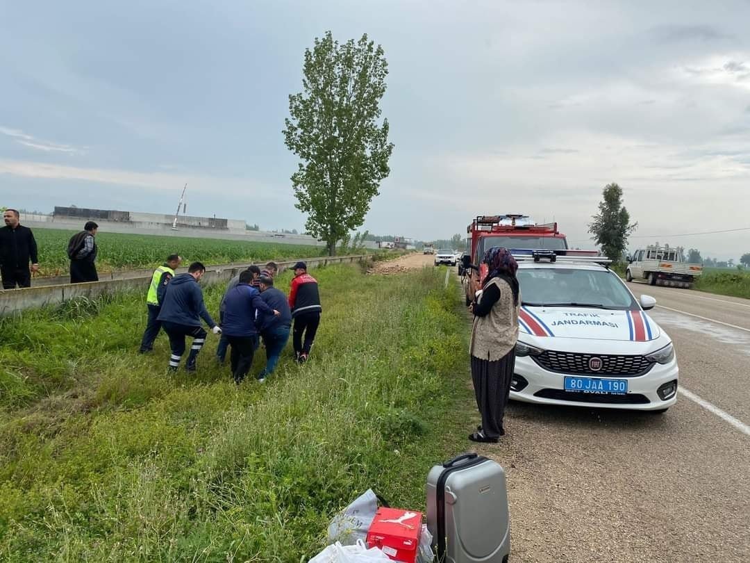 Şarampole devrilen otomobilin sürücüsü yaralandı