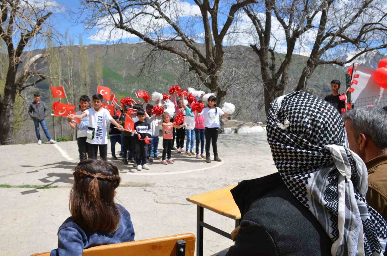 Beytüşşebap’ın dağ okullarında ata oyunlarıyla bahar şenlikleri düzenleniyor