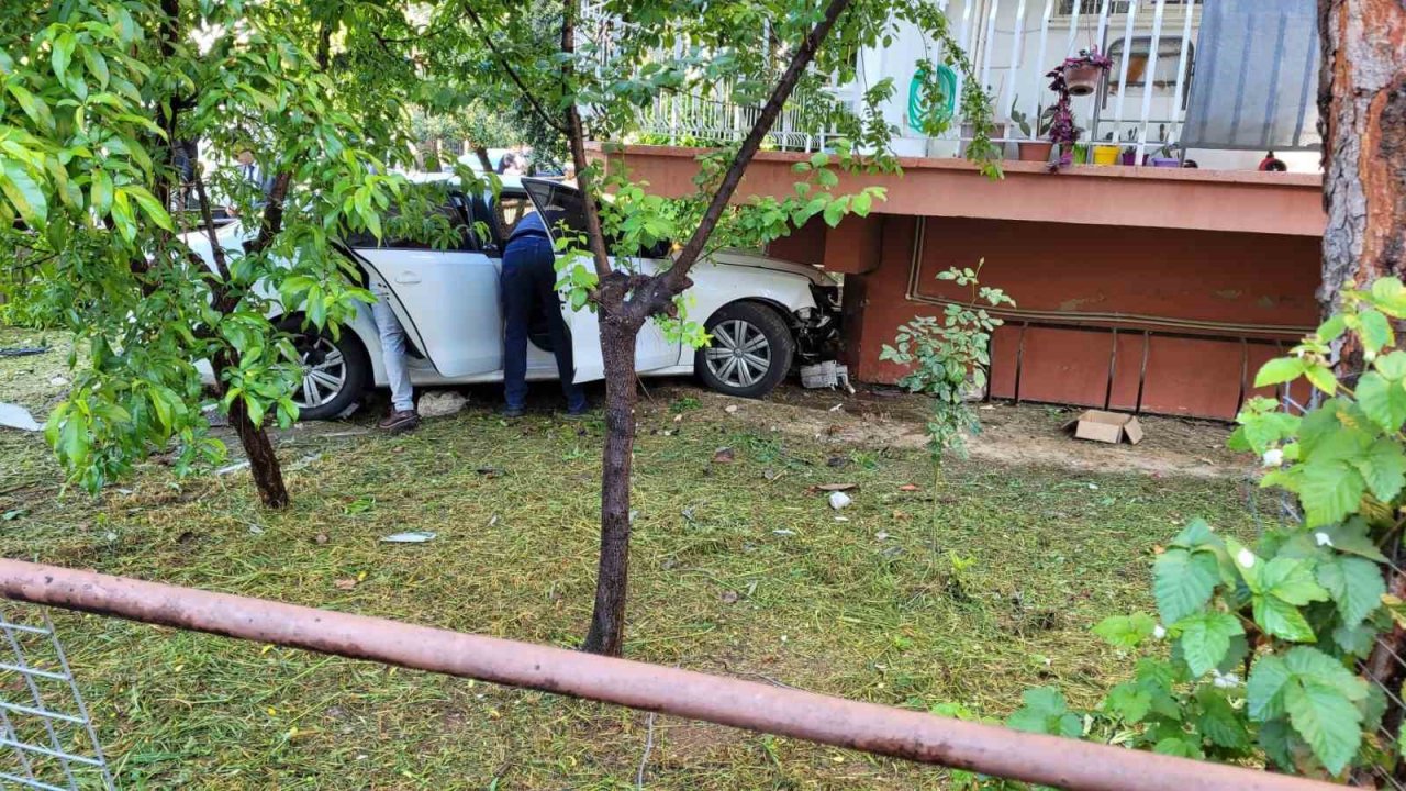 Sivil polis aracı kazaya karıştı: 1 polis yaralı