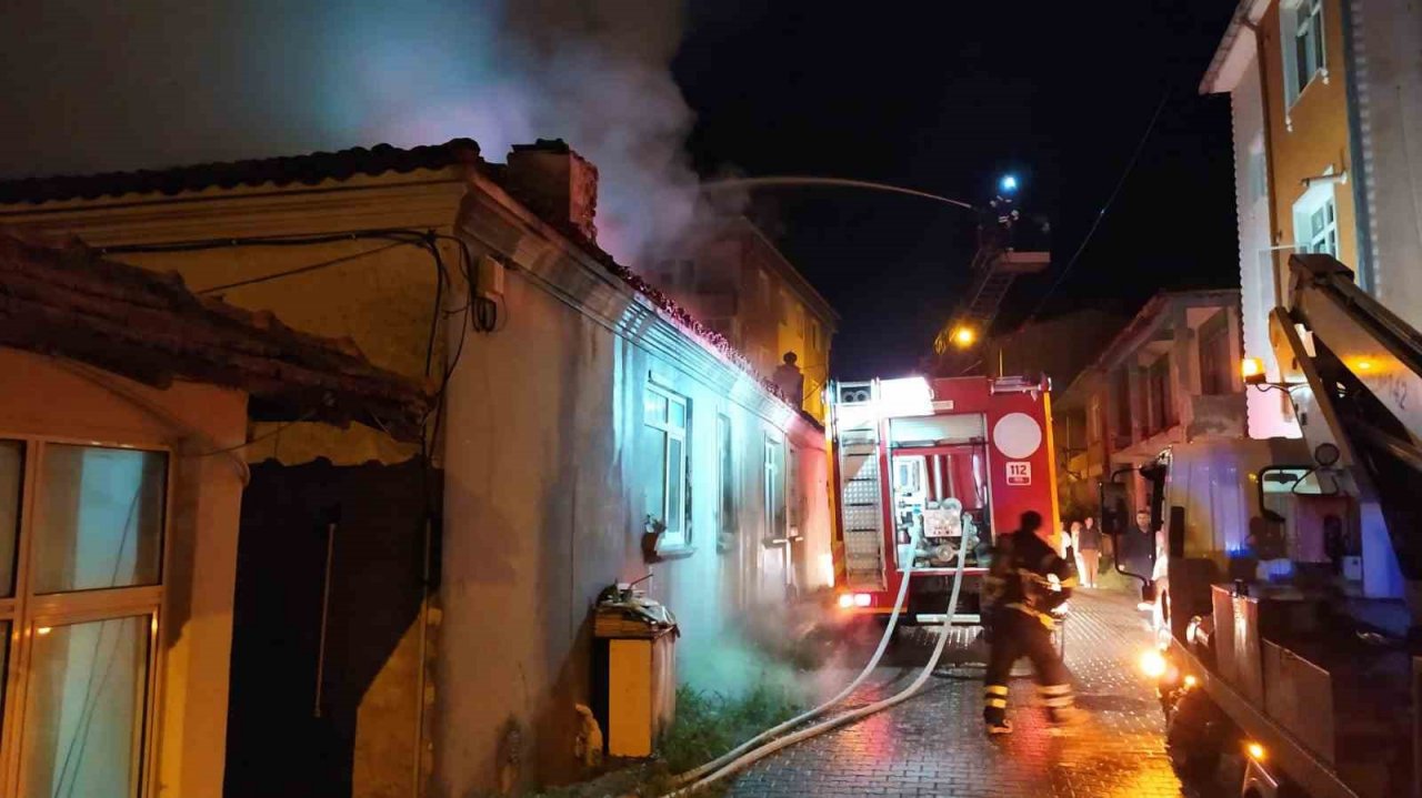 Gece yarısı çıkan yangın mahalleliyi sokağa döktü