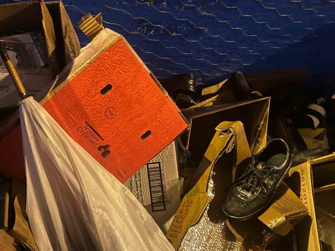 Camideki vatandaşların ayakkabılarını çalan şahıs çöp kutusuna atmış