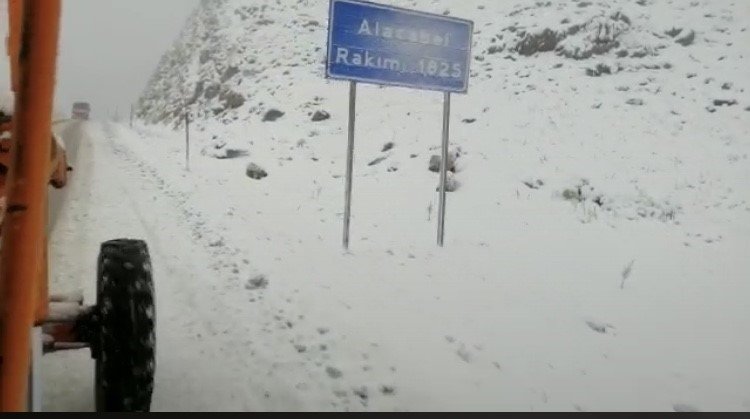 Antalya’ya Nisan ayının sonunda kar yağdı